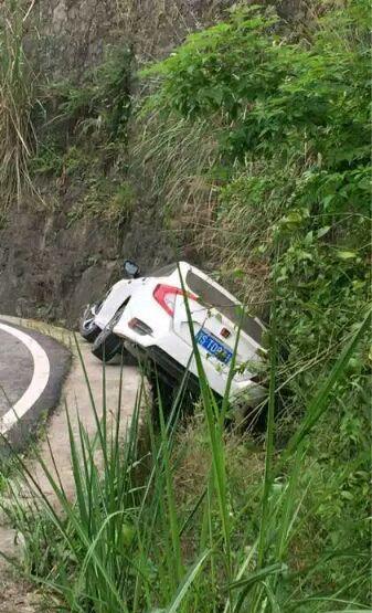 昨晚在秋名山输给十代思域, 不得不说利用排水渠漂移过弯有点厉害