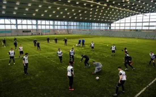 人口只有上海黄浦区一半 这个小国的足球队还