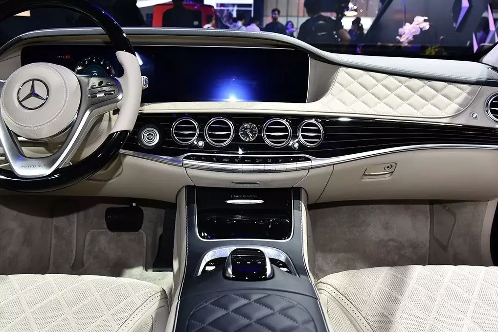 迈巴赫s560，曾经传奇顶级豪车，现在裸车只需两百多万就能拿下？