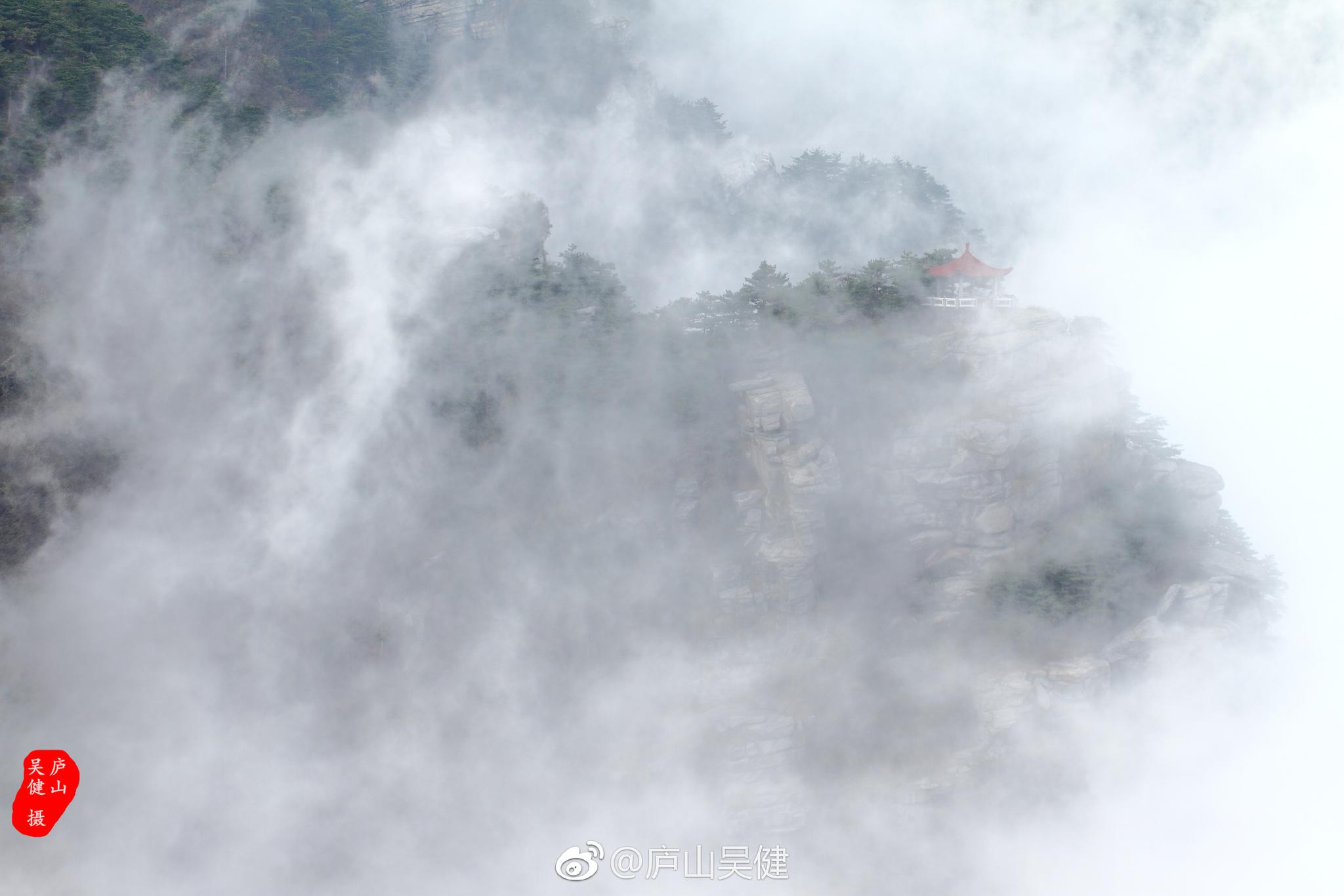 云里雾里,你在哪里?变化莫测的庐山,总是那么美。