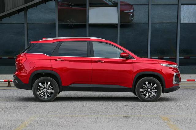 轴距2米75太实惠了！标配ESP+上坡辅助，不到8万后排自带双人床