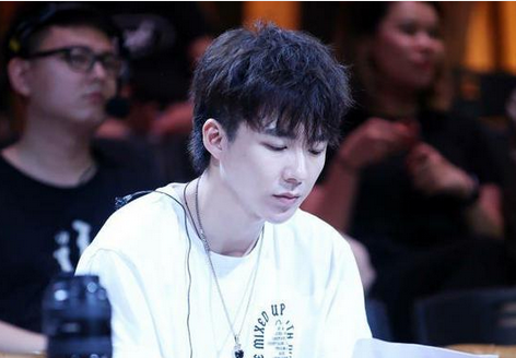 刘宇宁参加综艺和众星同台,身高是亮点,网友:见