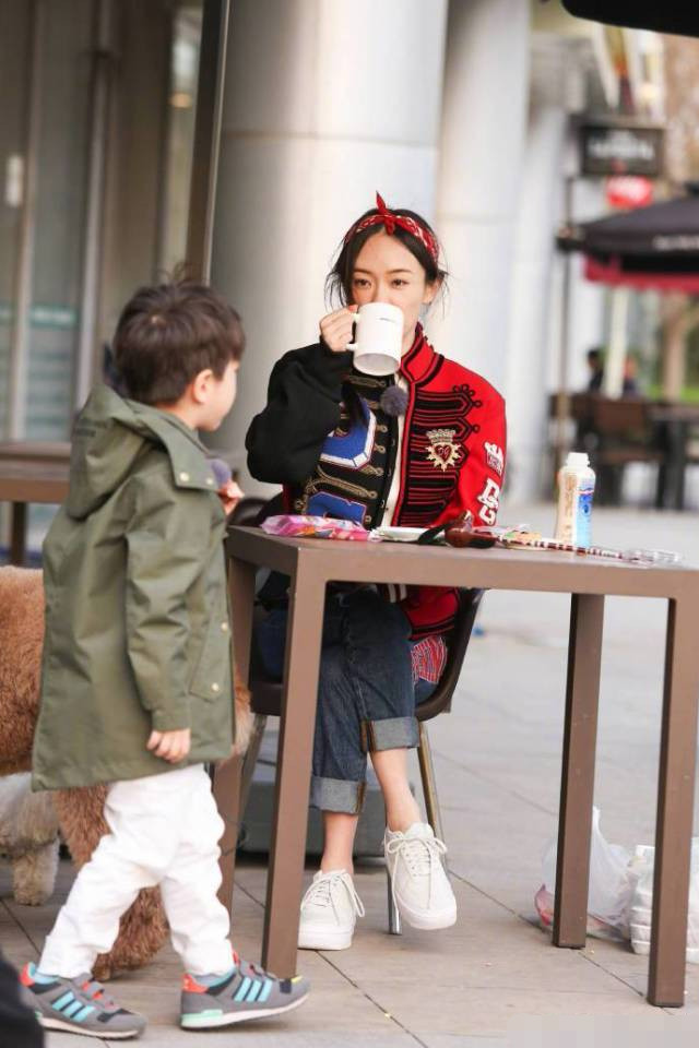 霍思燕带着儿子去喝茶,不过嗯哼脚上的鞋子却亮了