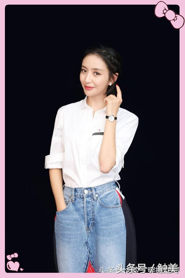 同穿白衬衫+牛仔裙,佟丽娅穿着似少女,徐佳莹