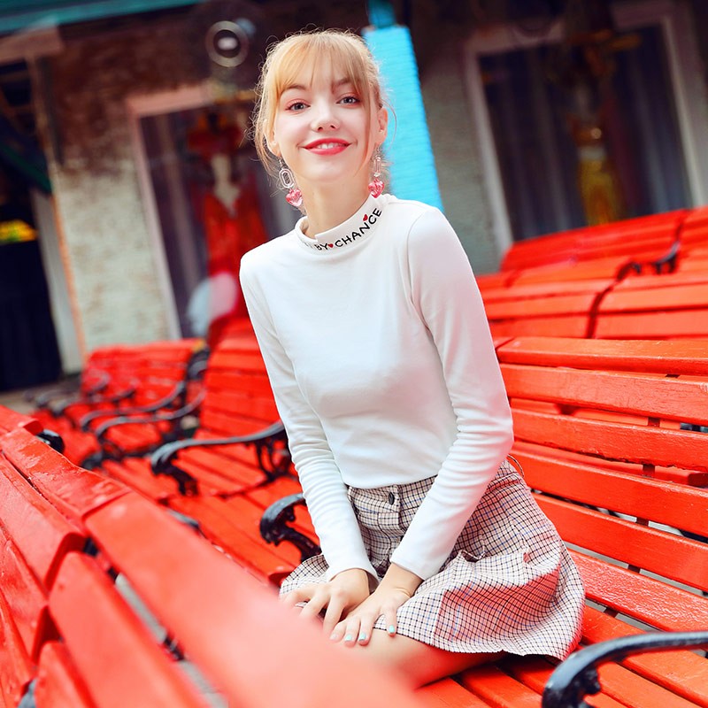 秋冬穿大衣,别总搭黑色,试试这3种颜色的毛衣