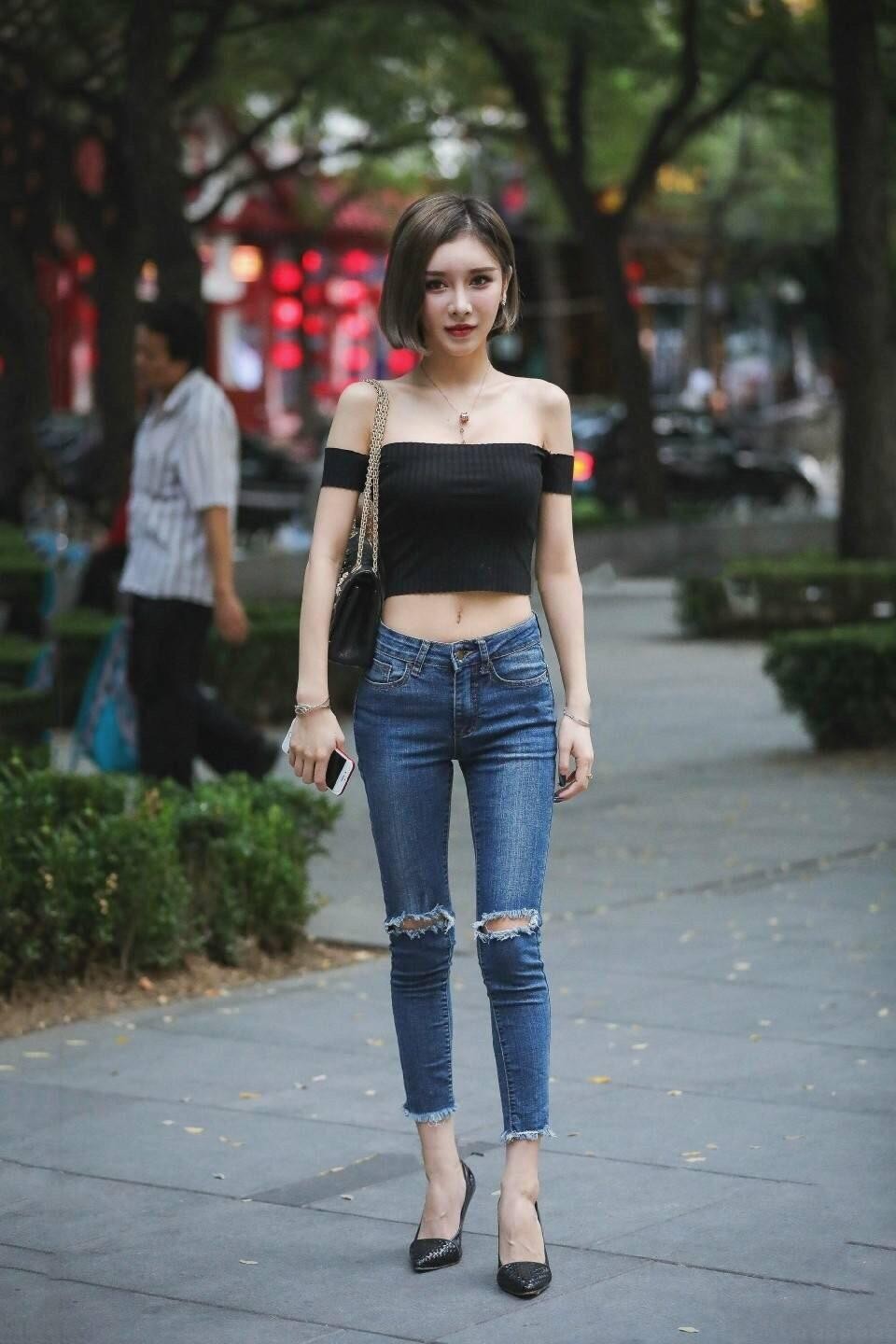 街拍:小姐姐为什么喜欢一字肩?简约随性穿搭,