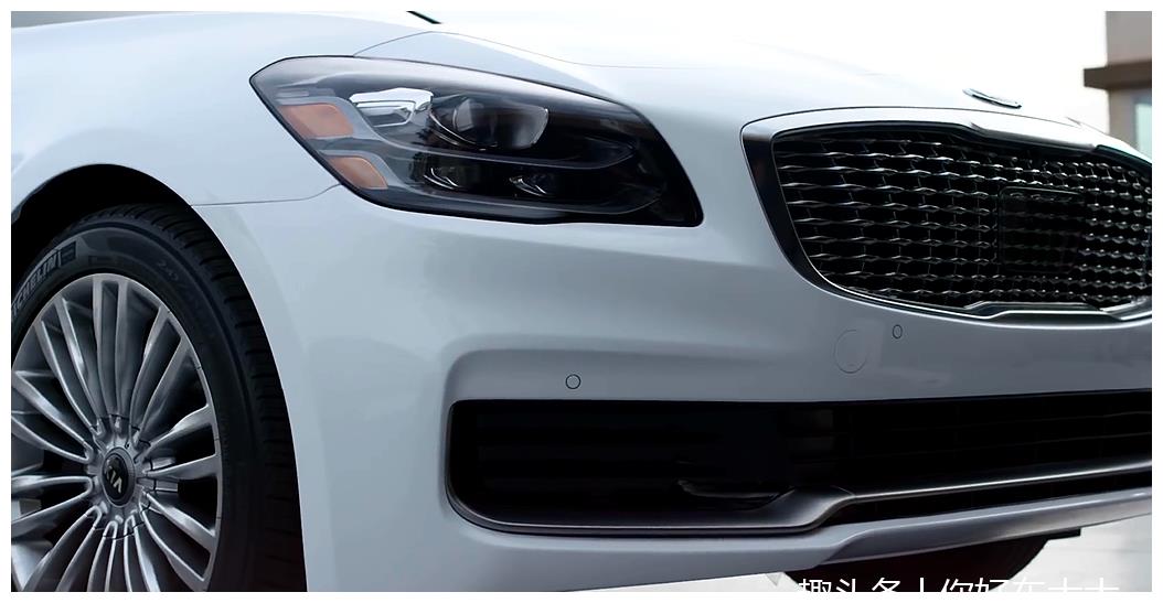 它是起亚中的“7系”，最大420匹马力，网友：前脸设计很廉价