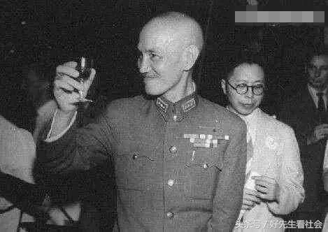 蒋介石年轻时算得一卦，卦像上有八个字，蒋介石领悟后痛哭流涕