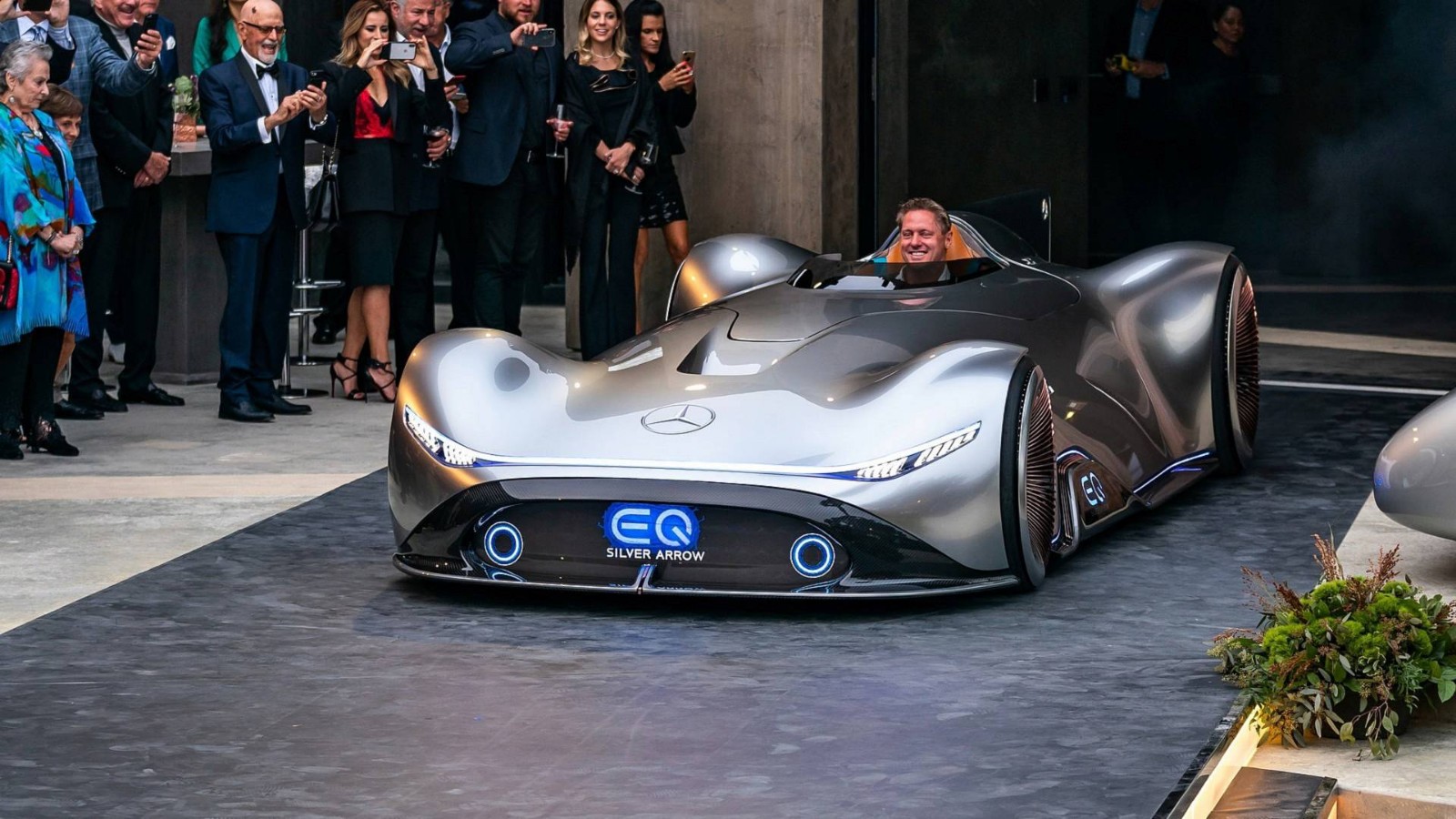 【未来科幻巨作，奔驰EQ Silver Arrow概念车向百年经典致敬】-新浪汽车