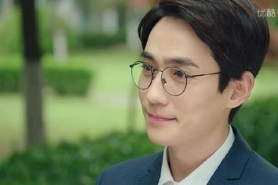 星巴克偶遇朱一龙,侧颜线条堪称完美,喝咖啡的