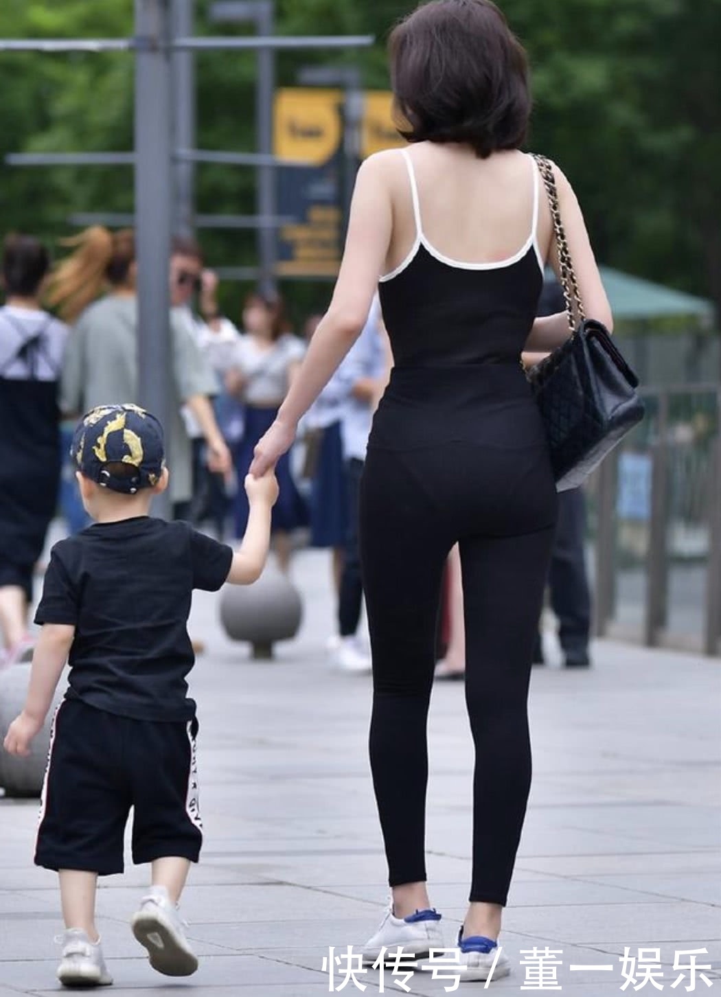 街拍尽管已是辣妈身材还是美丽动人