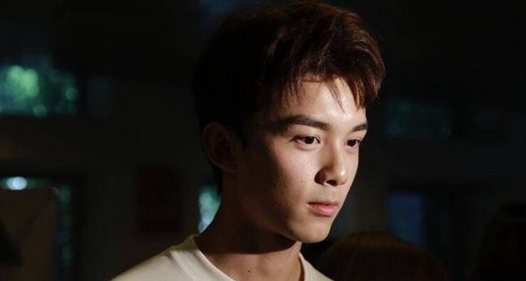 “唐不苦”上大学了！吴磊作为北电新生代表，校长亲自为他戴校徽
