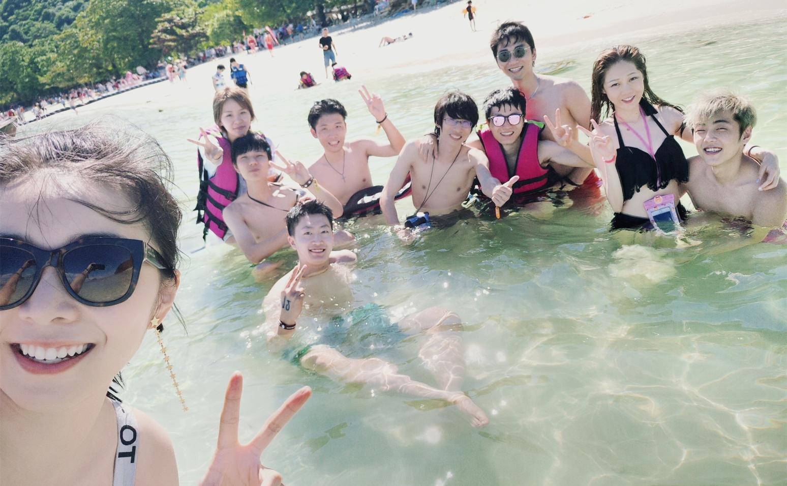 余霜发比基尼照晒美胸, LOL解说管泽元: 挤的是真幸苦!