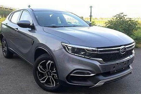 大灯内部带有透镜，整个前脸视觉效果比较激进。