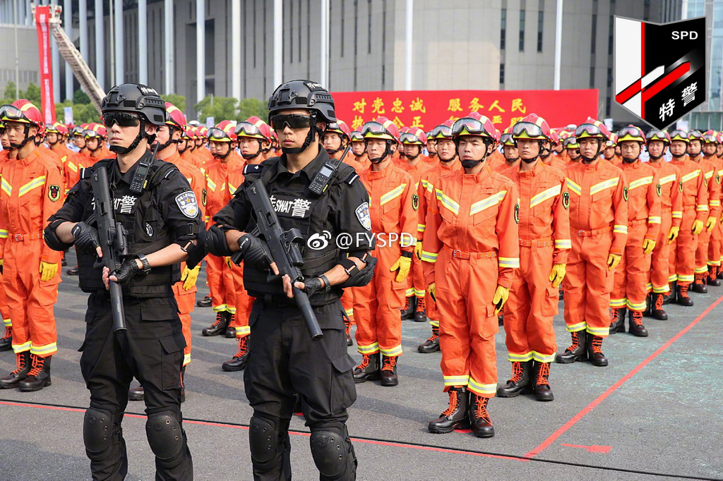 参加中国国际进口博览会倒计时100天安保誓师大会的上海特警(SPD)