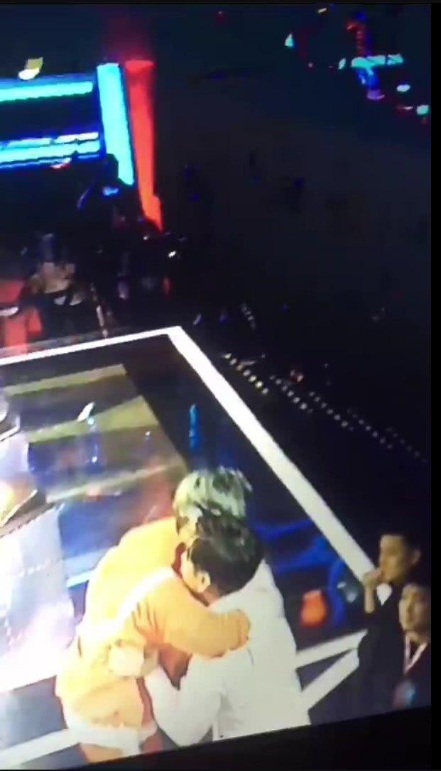 亮亮在淘汰后先与韩宇拥抱,后帮易烊千玺温柔