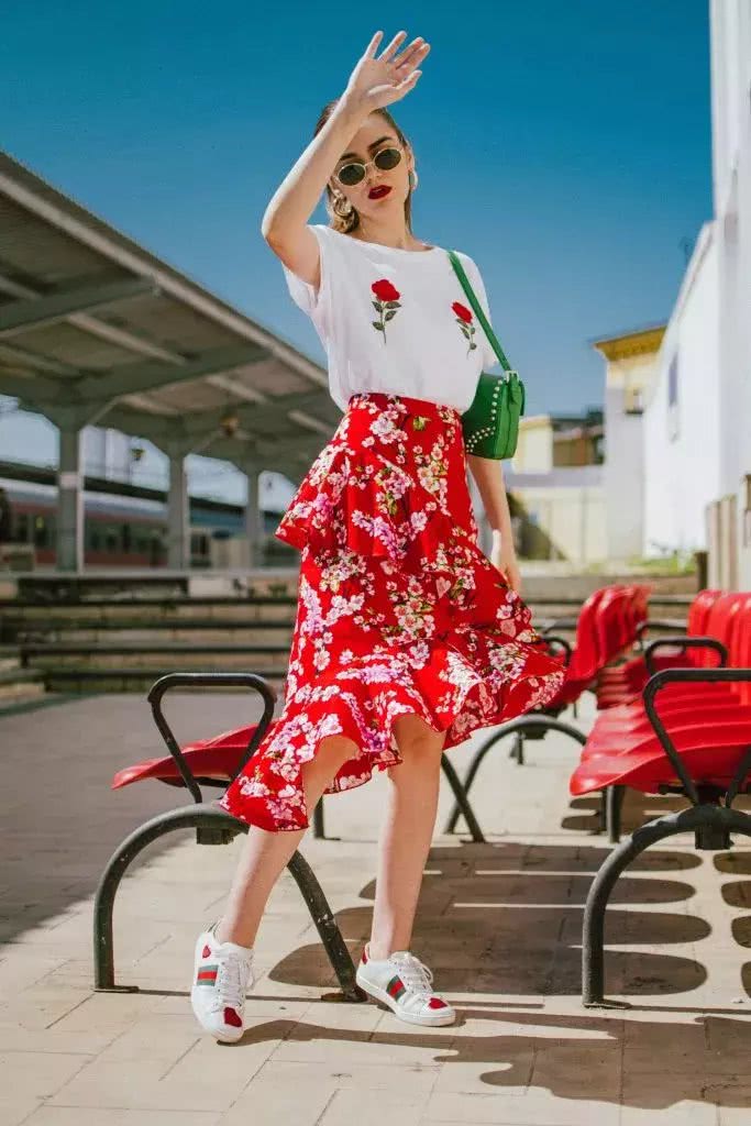 花裙子怎么穿才时髦?搭配素色上衣能承包我一整个夏天啊!