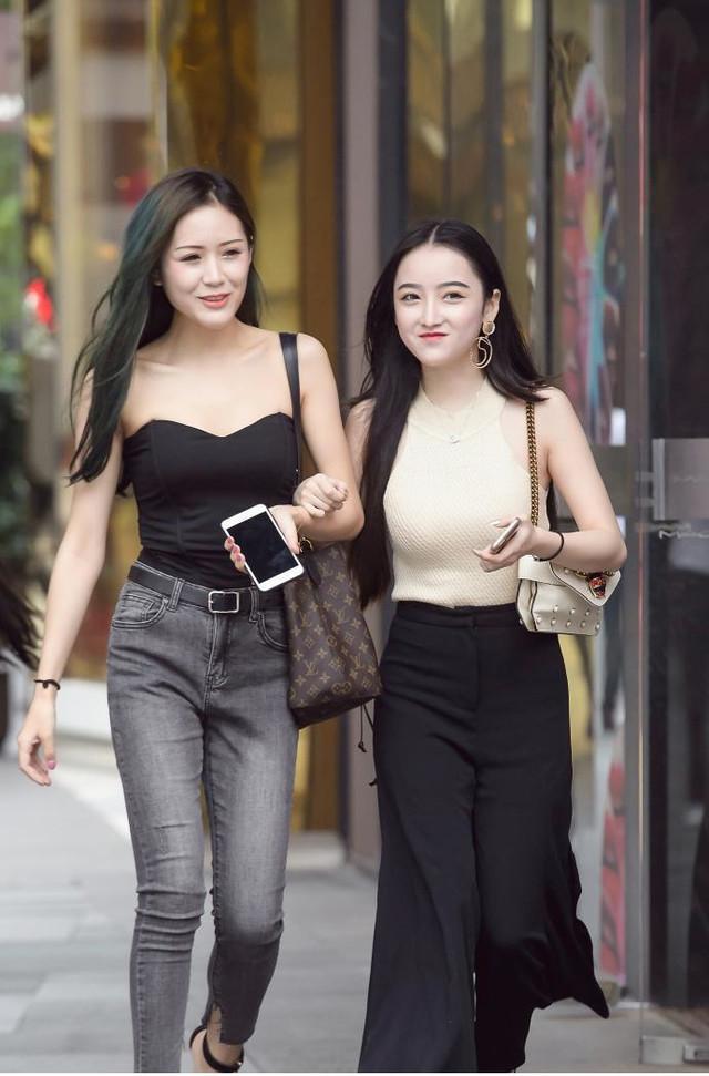 街拍:路人丰满美女真空十足,街头漫步若隐若现,美女大饱眼福抢韵味小游戏图片