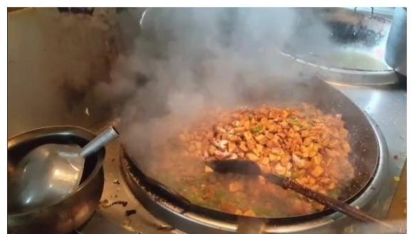 第一次去食堂看厨师做大锅菜, 大铁锨炒菜, 味道