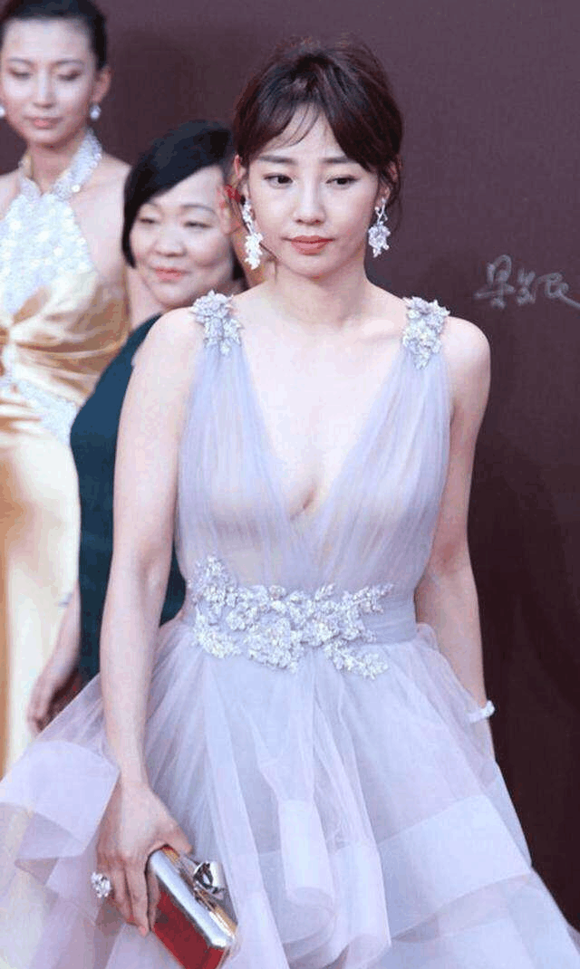 白百何真空出席活动, 网友: 出轨的女人还有啥不敢穿的