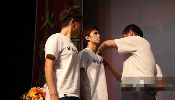 “唐不苦”上大学了！吴磊作为北电新生代表，校长亲自为他戴校徽