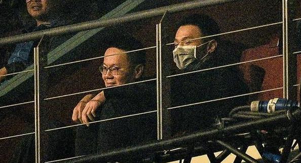 杨丞琳演唱会捕捉“小迷弟”一枚 眼睛太有特点 一看就知道是他