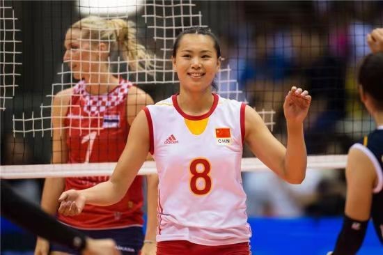 女排曾春蕾,面容精致大方,身材性感饱满,前头后