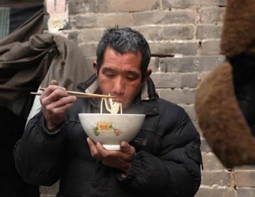 中国人吃饭为什么要端碗,外国人不解,说:怕别人抢了碗