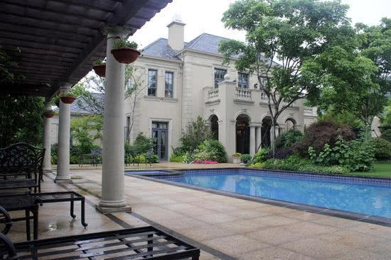 花费2000万买下的别墅,风景非常美,只是每天回