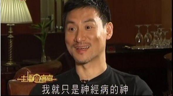 70岁歌神许冠杰全家照，50年只为她倾心，网友：两个儿子长残了啊