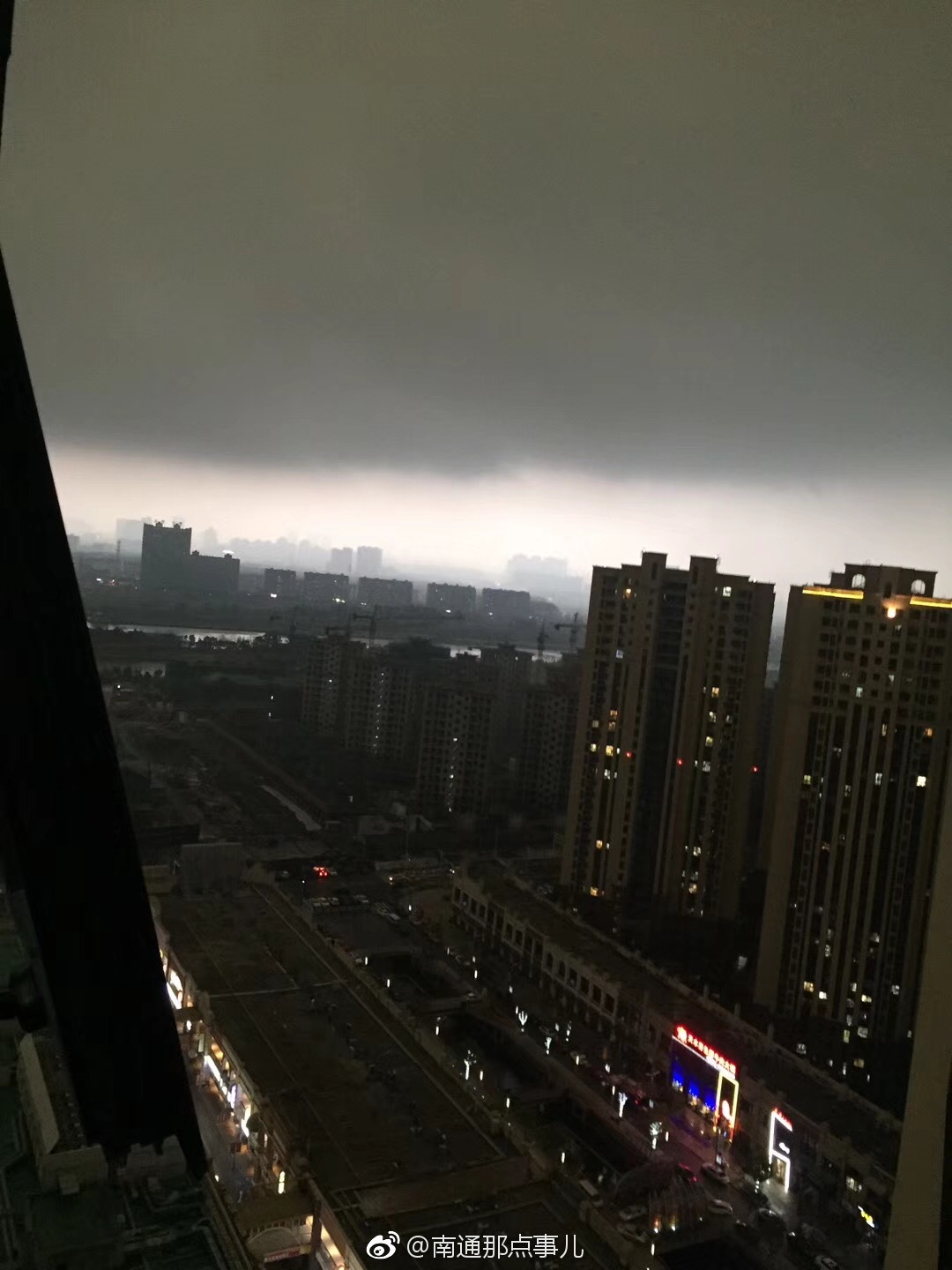 瞬间天黑,被淋到了的举个手