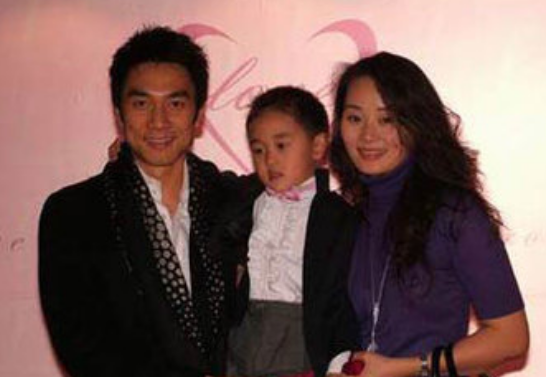 董卿跟了他6年,因说错一句话被央视除名,今55