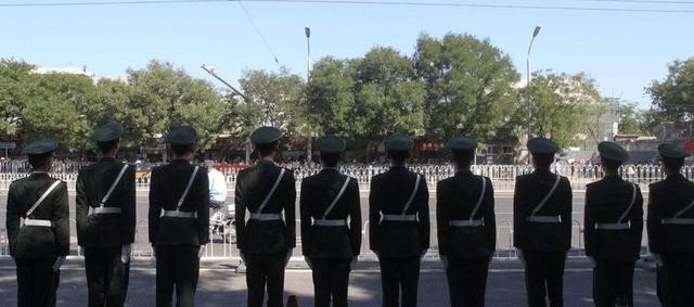 站岗军人为什么见到家人朋友不能上前问候?说