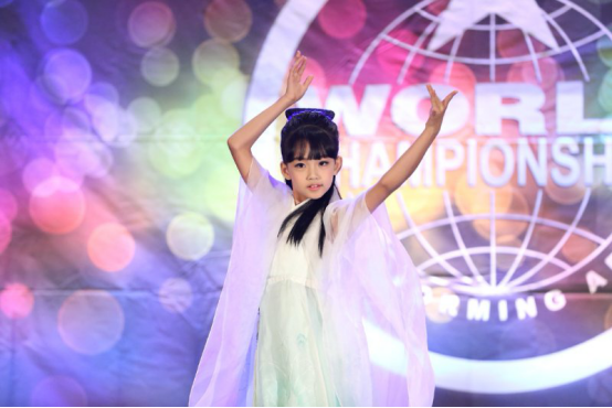 全才女孩郑静彤获选第二届国际华人少儿春晚形象大使!