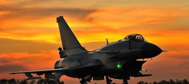 歼十战机性能优越 为什么夜间飞行频频出大事