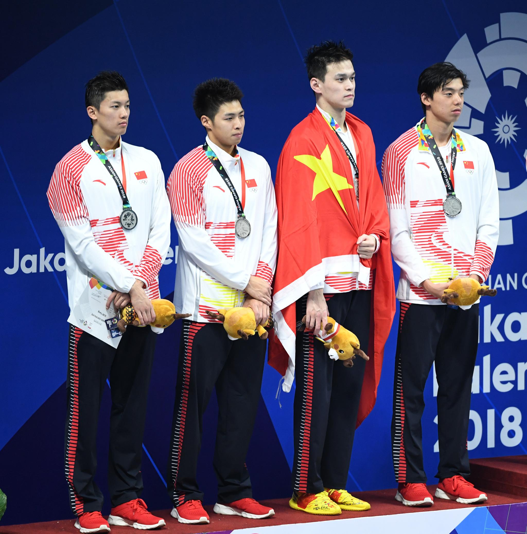 孙杨再穿个人赞助服装亮相亚运会闭幕式 这次没人质疑了