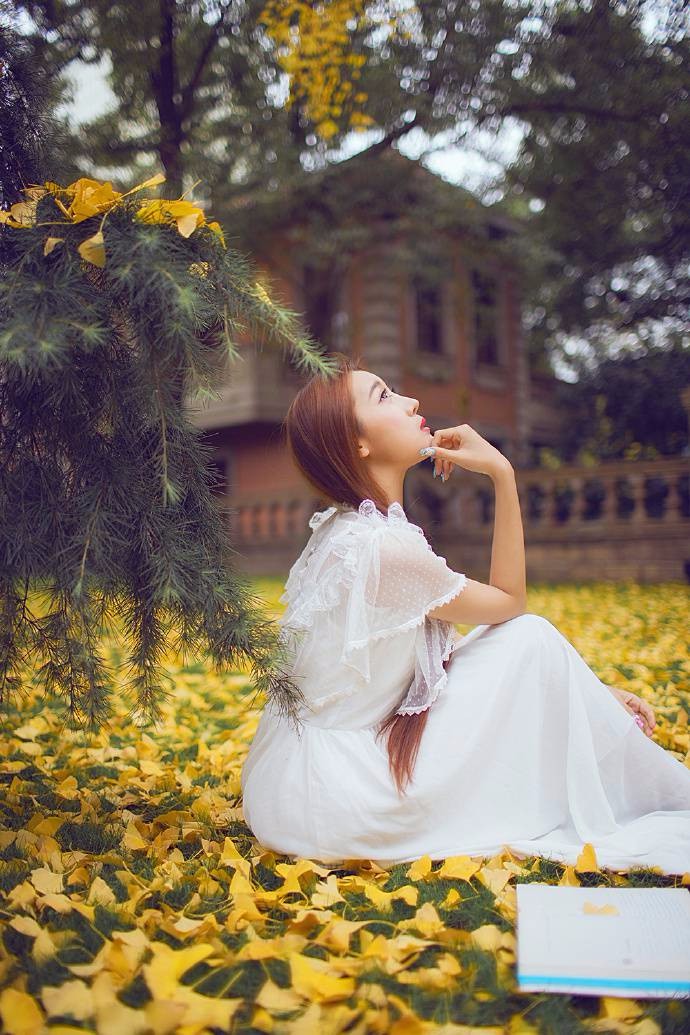 美女图片摄影:枫叶树下的漂亮美少女,是如此的美丽.