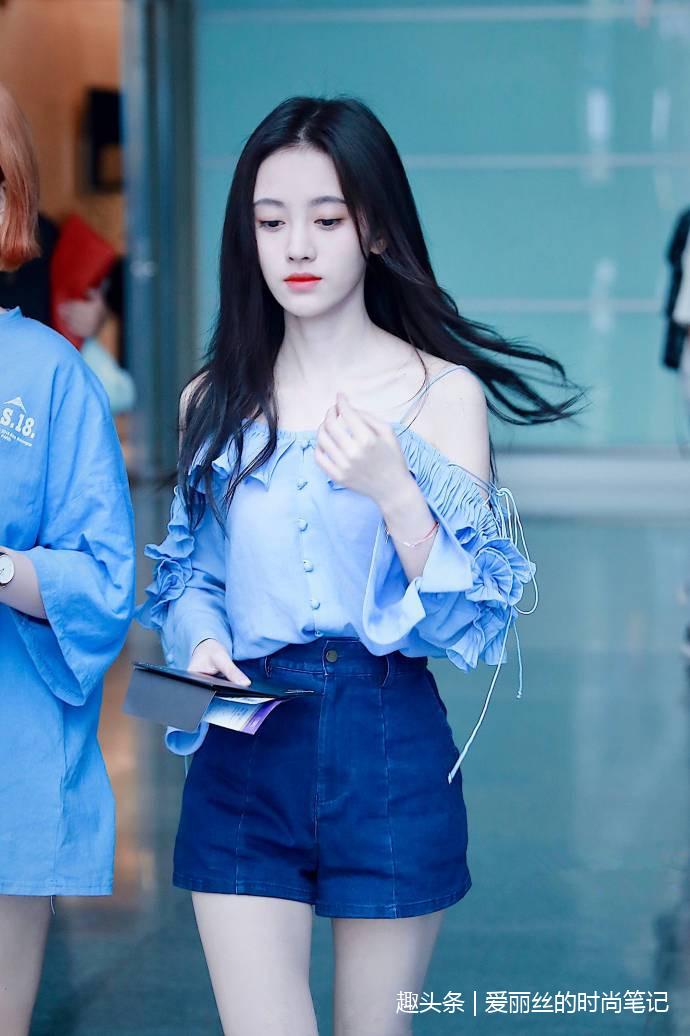 四千年美女鞠婧祎穿衣服靠两根线吊着,网友:断掉就尴尬了