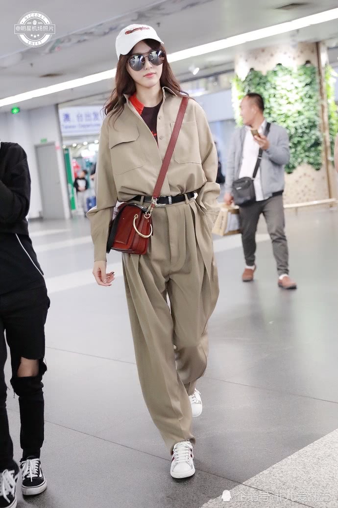 唐嫣还是那么少女,条纹T恤配灰色休闲裤,简单