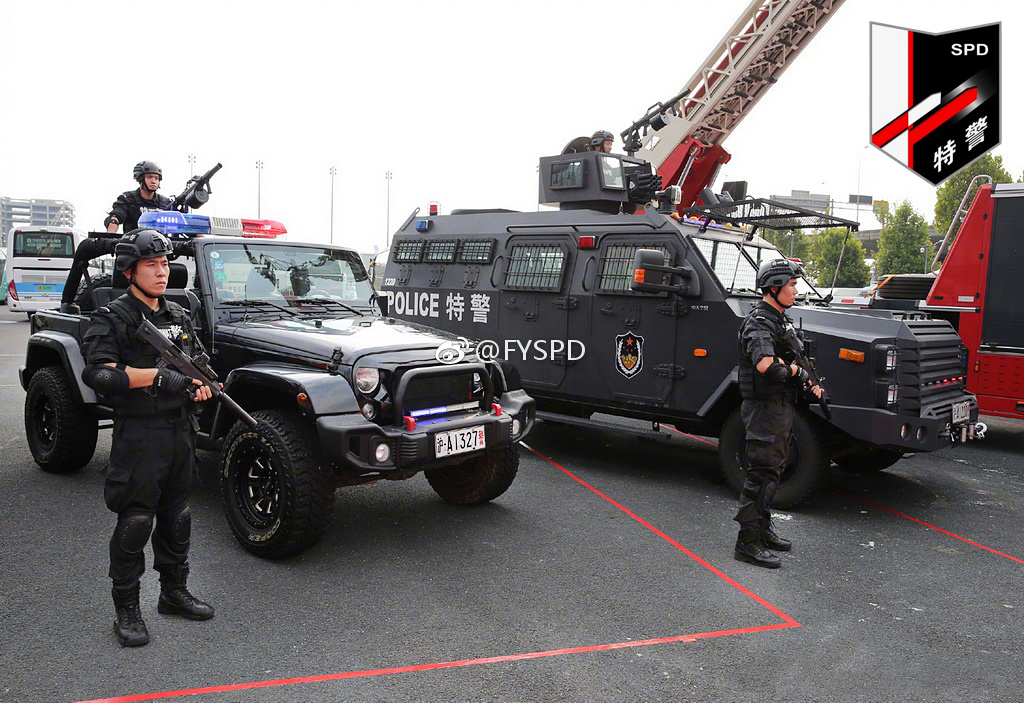 参加中国国际进口博览会倒计时100天安保誓师大会的上海特警(SPD)