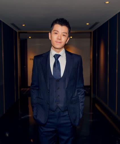 他是快乐男生，如今已当爹坦言原谅妻子出轨！把自己活成20岁模样