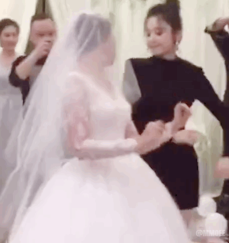 娜扎在姐姐婚禮上穿黑色禮服跳舞大有用意？網友：家族基因強大
