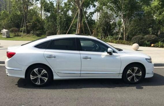 犹豫很久要买雅阁, 看见这车之后, 瞬间放弃雅阁把它提回了家