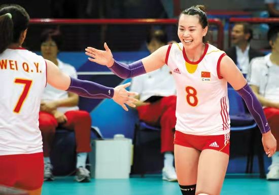 女排曾春蕾,面容精致大方,身材性感饱满,前头后