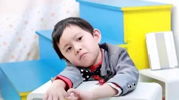 孩子上幼儿园后不爱说话,家长快用这3招搞定