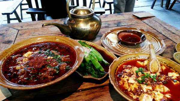 如果两个人到成都旅游的话,除去路费大概能花