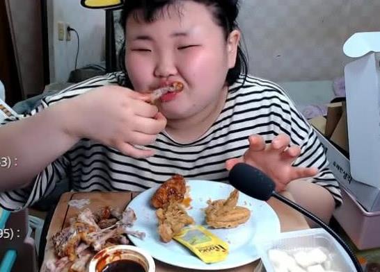 韩国吃播胖胖吃炸鸡加萝卜块,边吃边吮手指,网