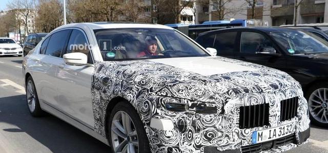 宝马也开始营造内饰科技感？新7系谍照曝光，低调有面2020年上市