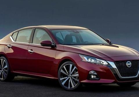 全新天籁年轻十岁，配零重力座椅，还有2.0T，再也看不上凯美瑞