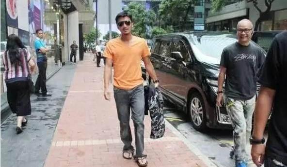 娱乐圈出了名的孝子, 送老爹劳斯莱斯, 还花77万给爹买车牌!